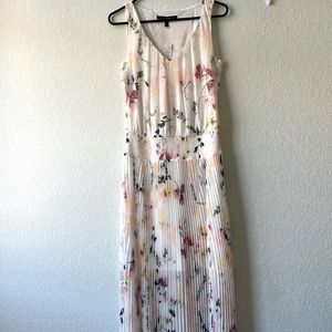 NWT! Spring floral dress size 4 from White House Black Market